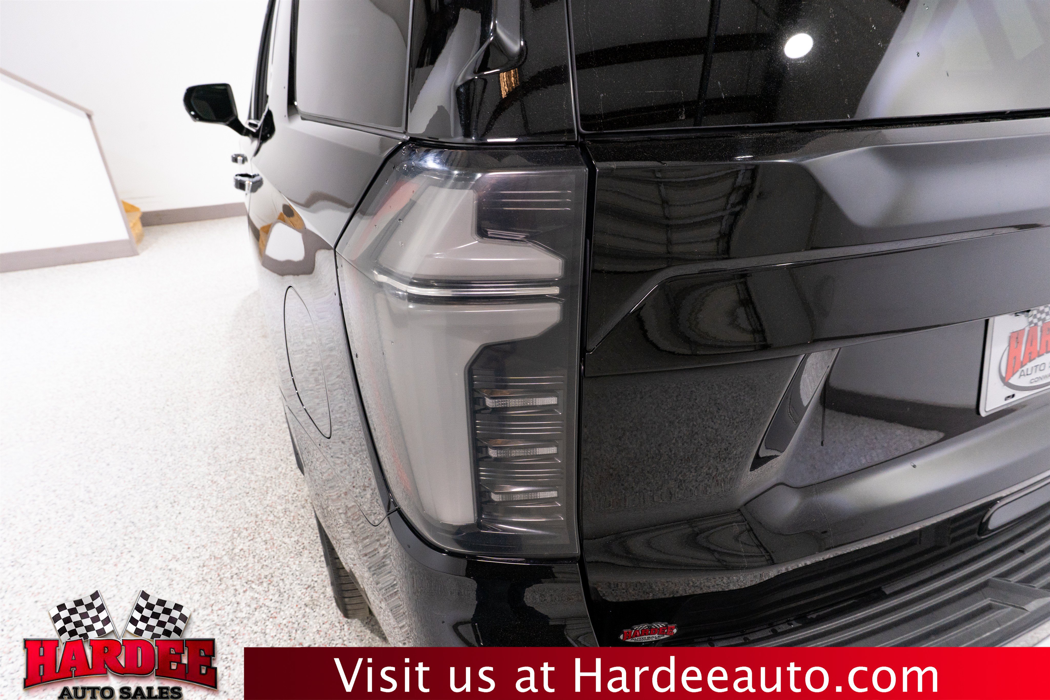 Used 2025 Chevrolet Tahoe High Country AWD/4WD image 9