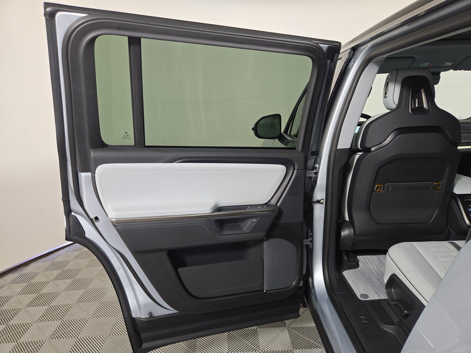Used 2025 Rivian R1S Adventure AWD/4WD image 17