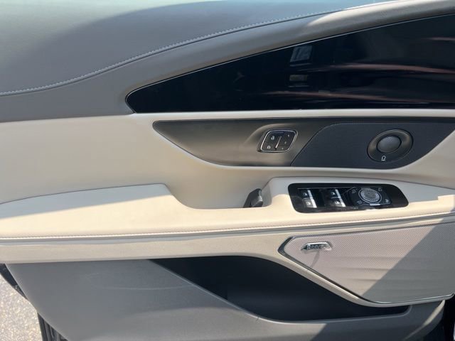 Used 2025 Lincoln Nautilus Reserve image 12