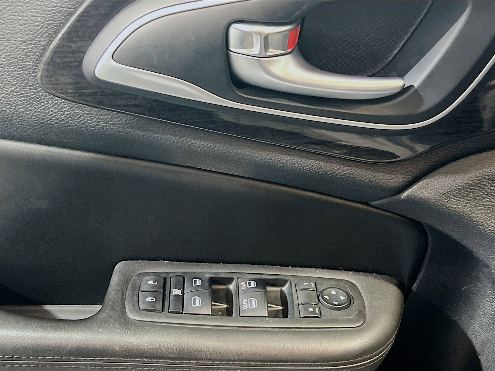 Used 2015 Chrysler 200 C FWD image 13