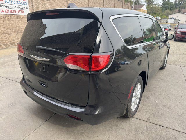 Used 2017 Chrysler Pacifica Touring image 3