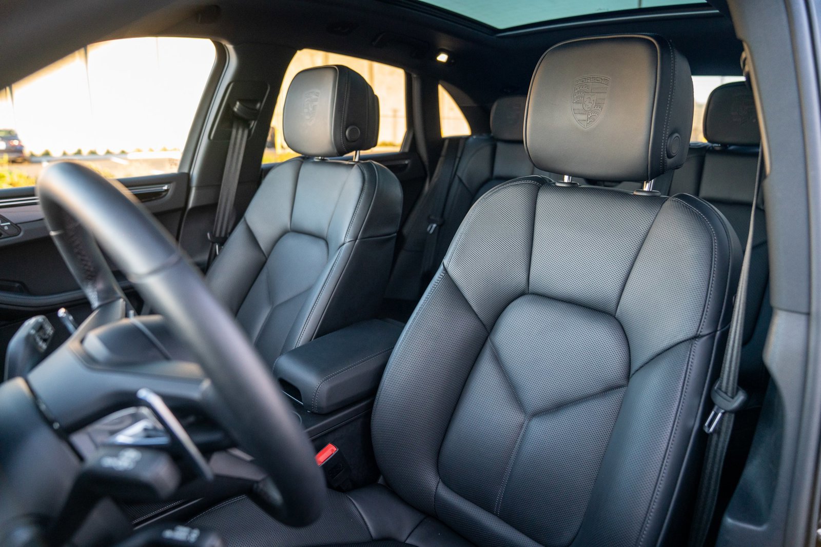 Certified 2025 Porsche Macan image 5