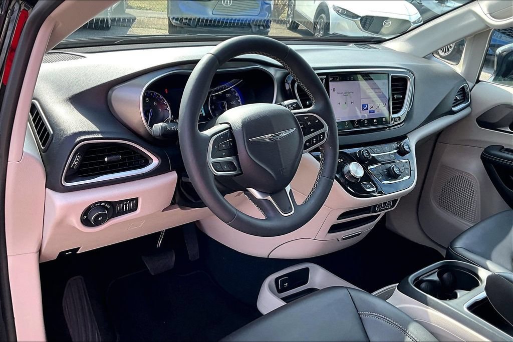 Used 2024 Chrysler Pacifica Touring-L FWD image 15