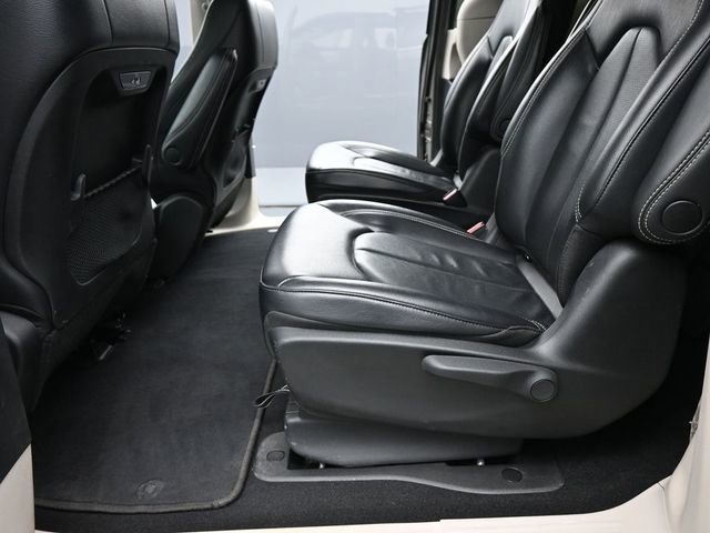Used 2022 Chrysler Pacifica Touring-L image 13