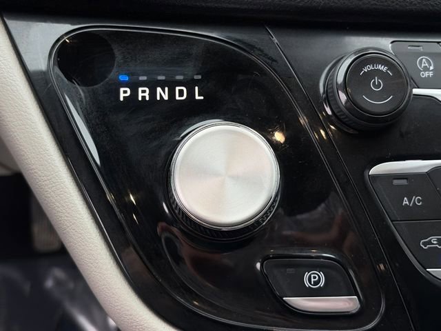 Used 2024 Chrysler Pacifica Touring-L FWD image 33