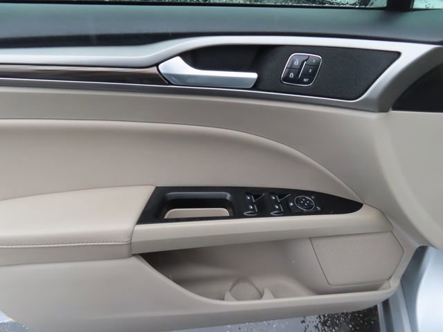 Used 2018 Ford Fusion SE w/ Fusion SE Technology Package image 11