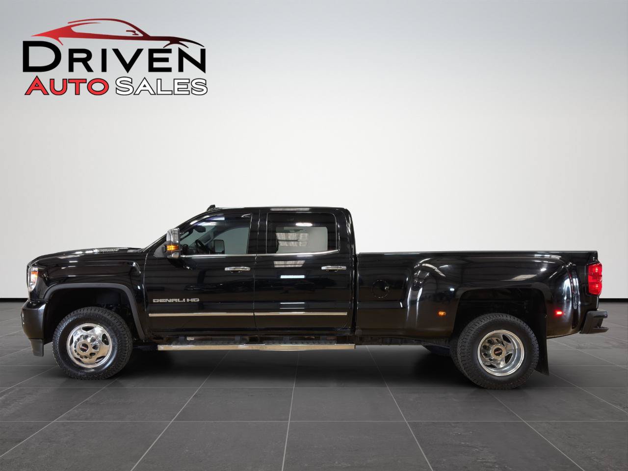 Used 2018 GMC Sierra 3500 Denali w/ Duramax Plus Package AWD/4WD image 2