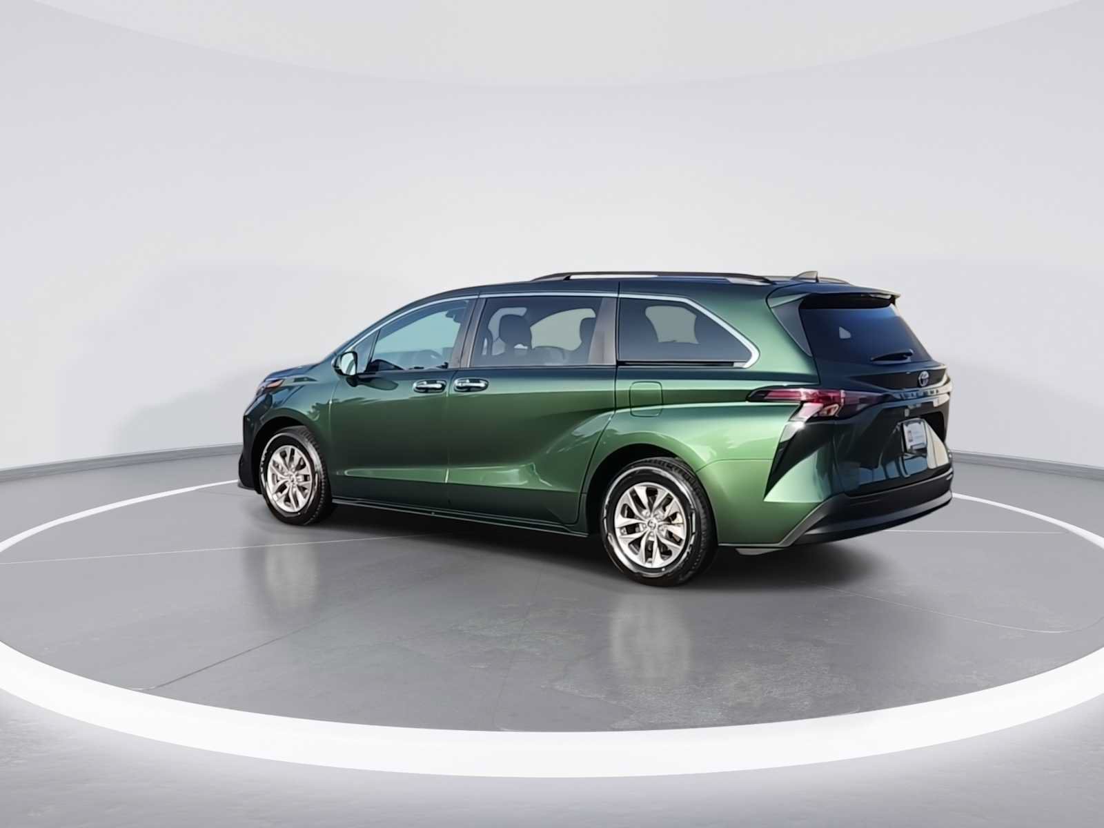 Certified 2024 Toyota Sienna XLE FWD image 6