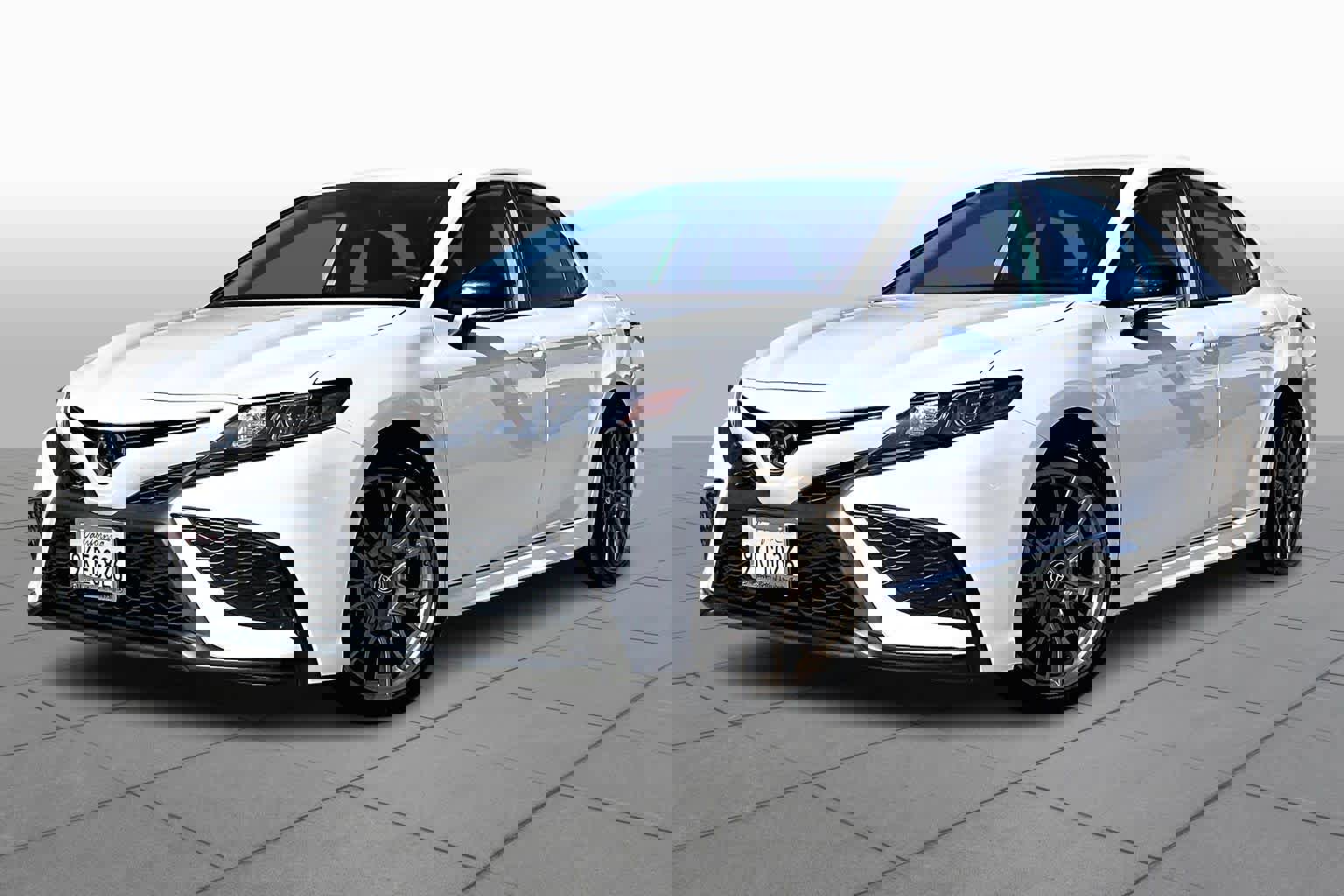 Used 2024 Toyota Camry SE image 2