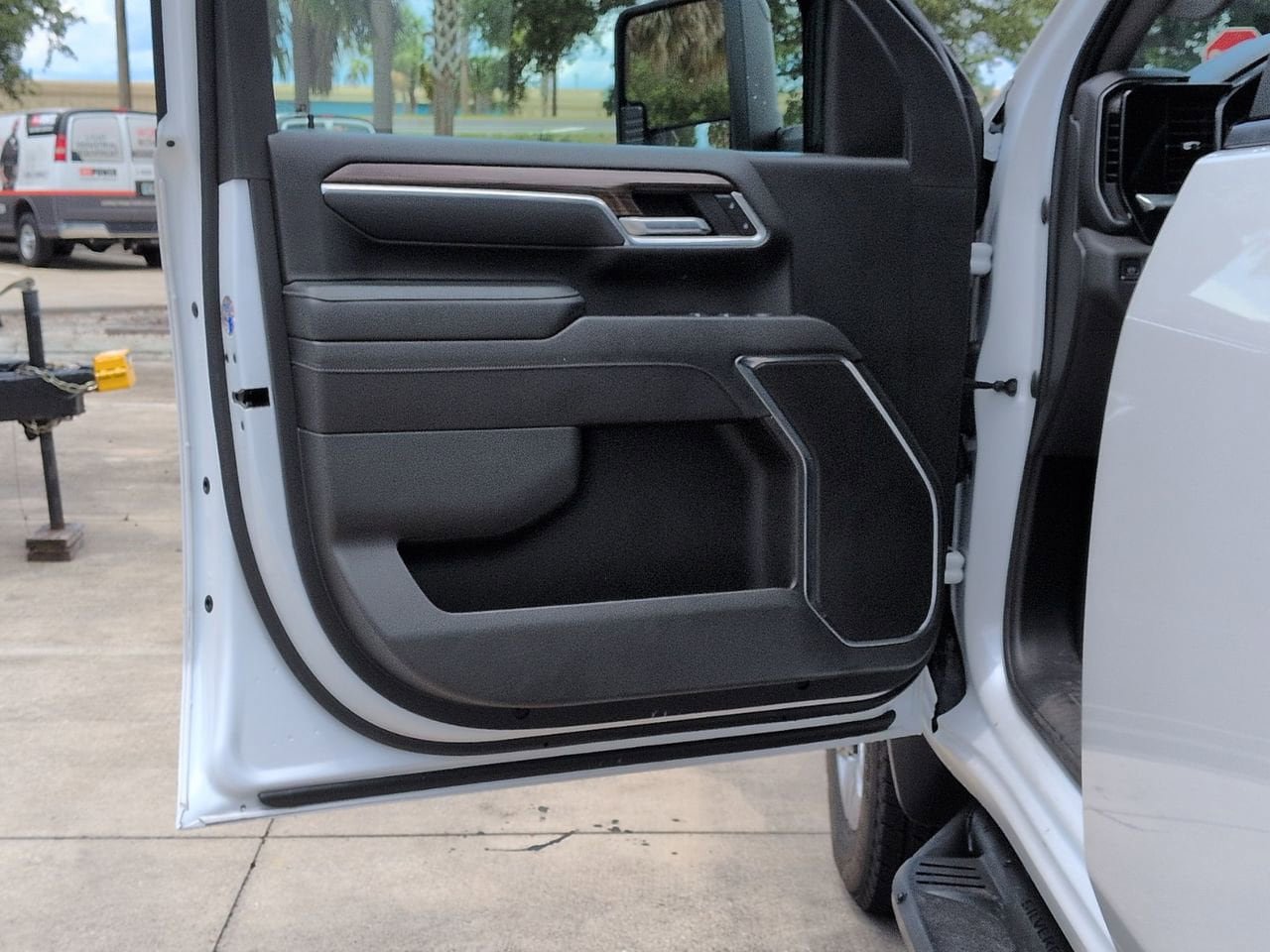 Used 2024 Chevrolet Silverado 2500 LT AWD/4WD image 8