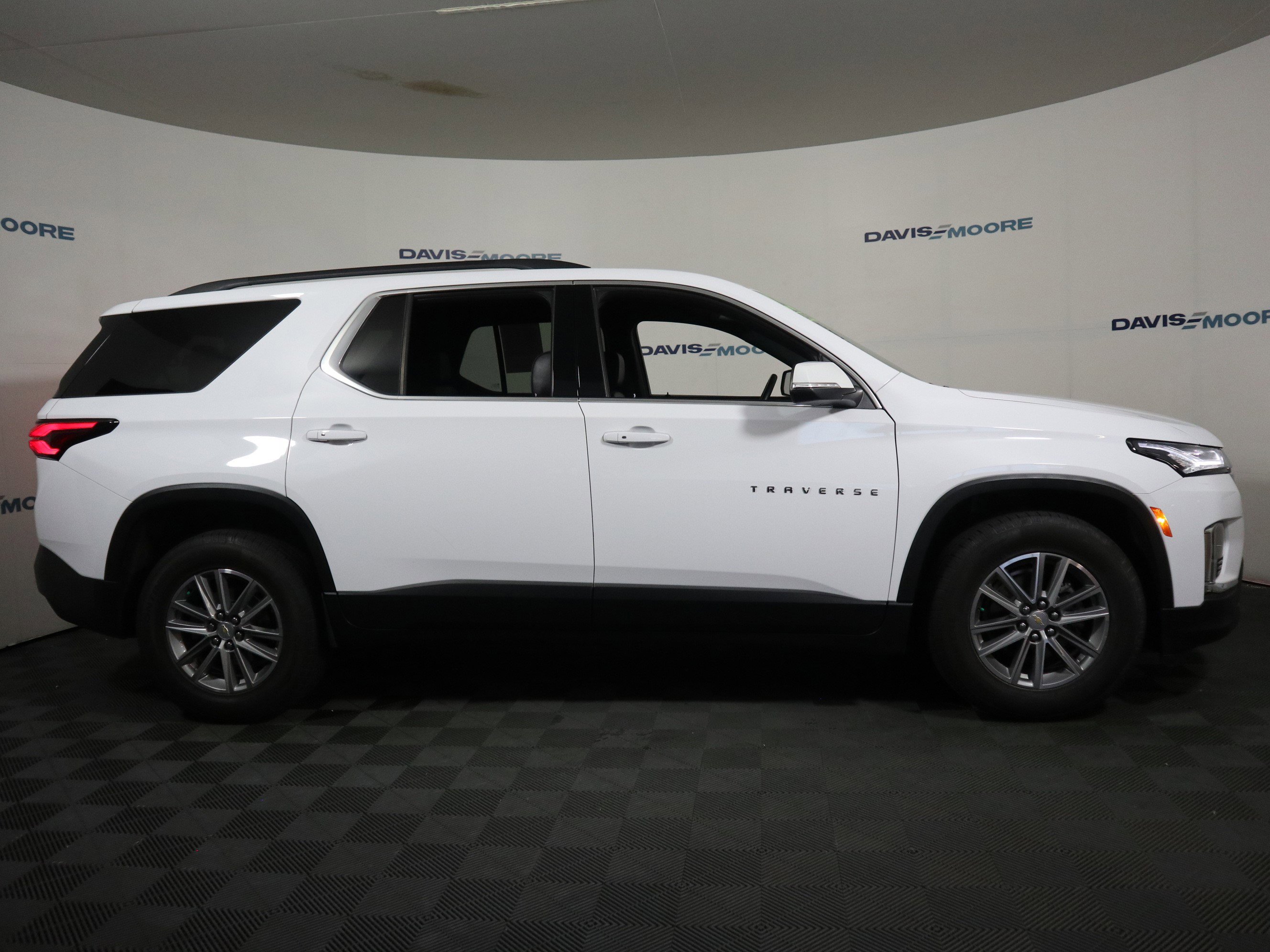 Used 2023 Chevrolet Traverse LT FWD image 4