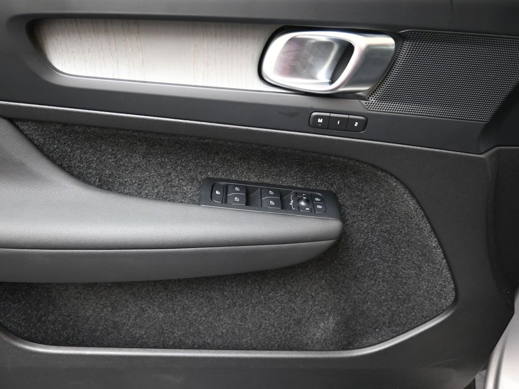 Certified 2025 Volvo XC40 B5 Core image 21