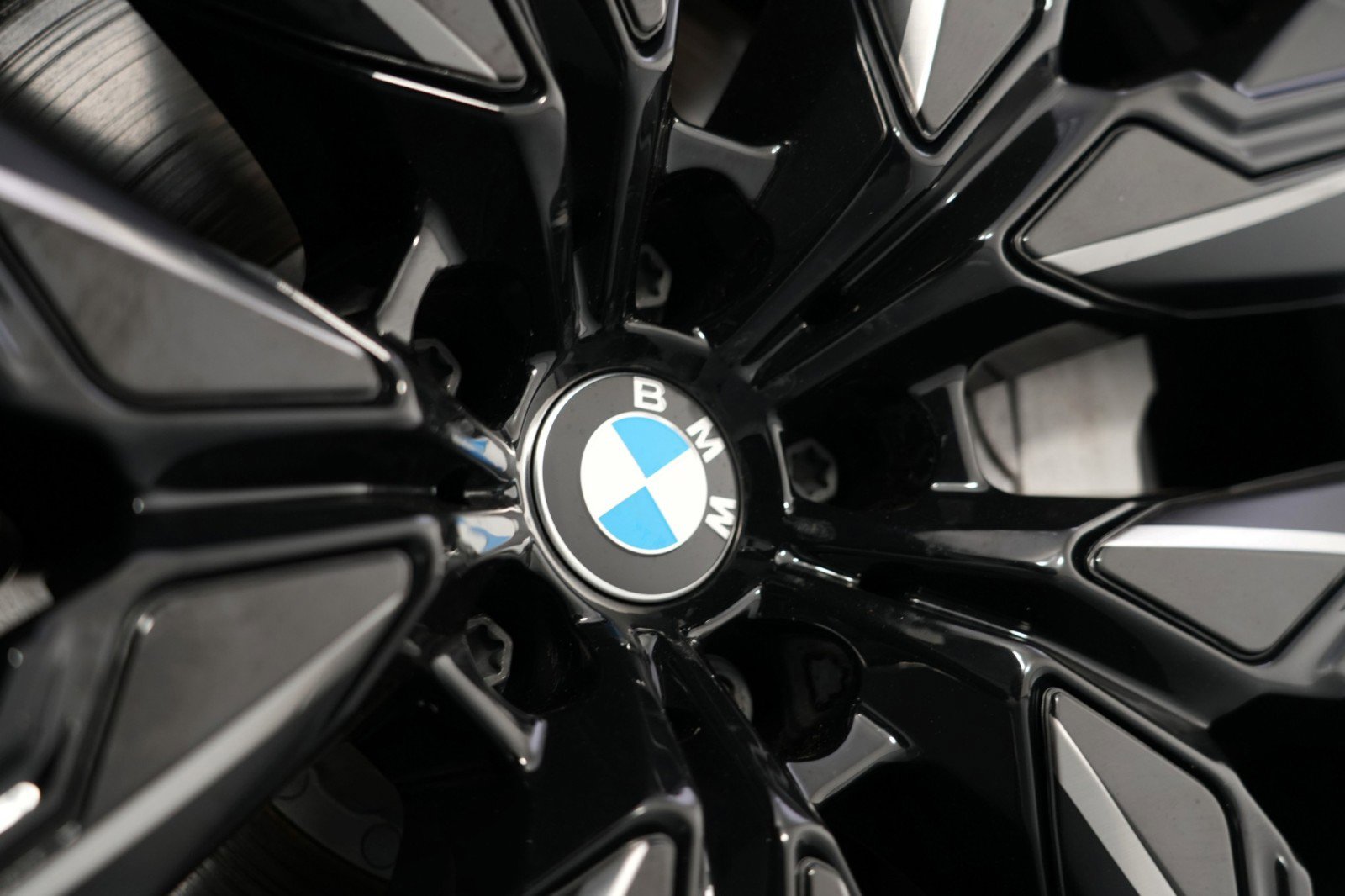 Used 2023 BMW i7 xDrive60 w/ Executive Package 2 image 74