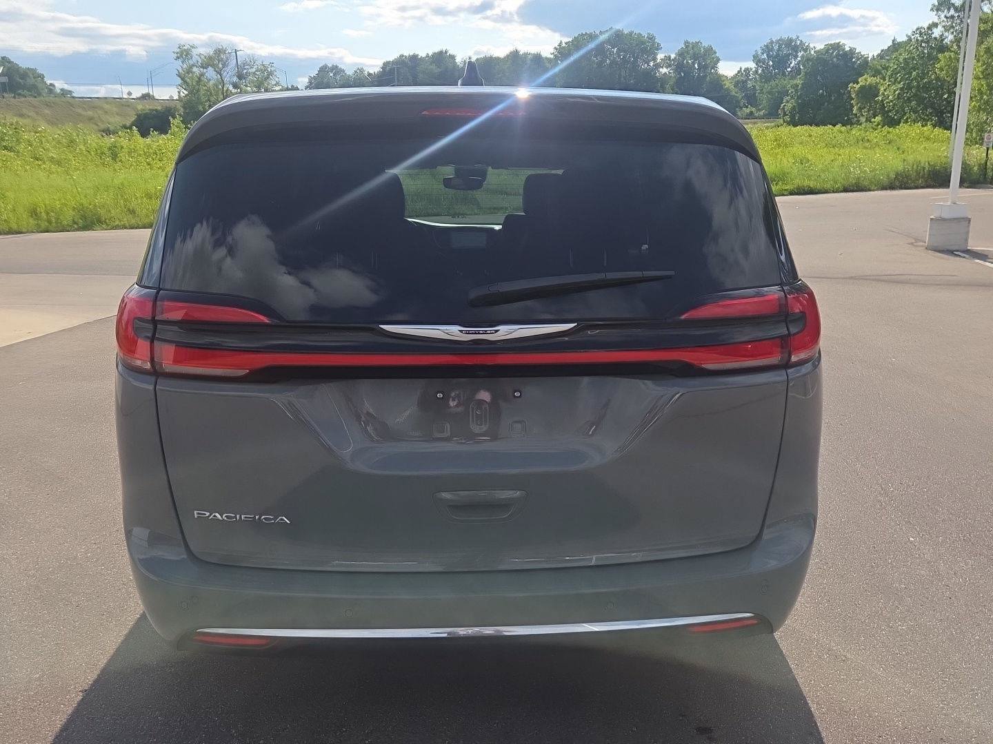 Used 2023 Chrysler Pacifica Touring-L FWD image 4