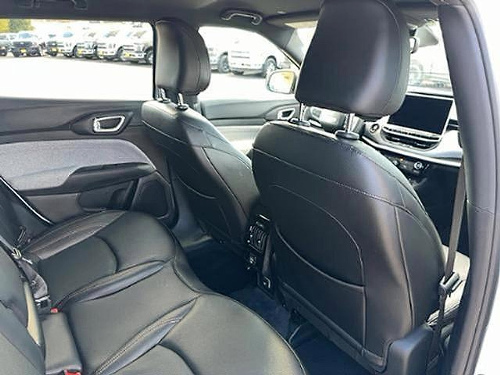 Used 2023 Jeep Compass Latitude image 10