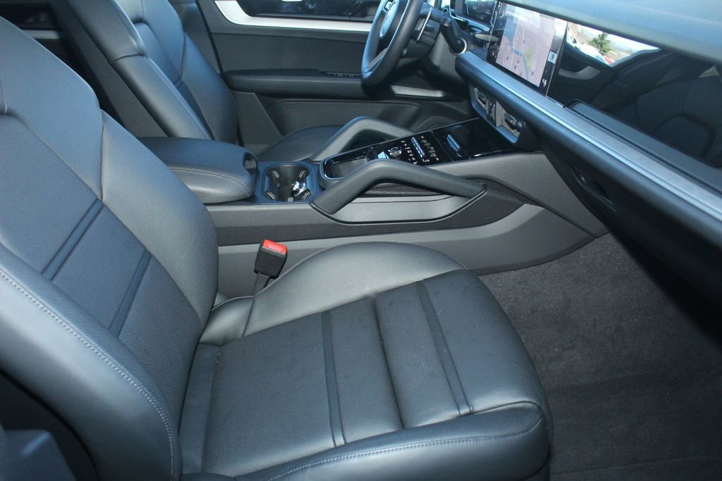 Certified 2025 Porsche Cayenne Coupe AWD/4WD image 27