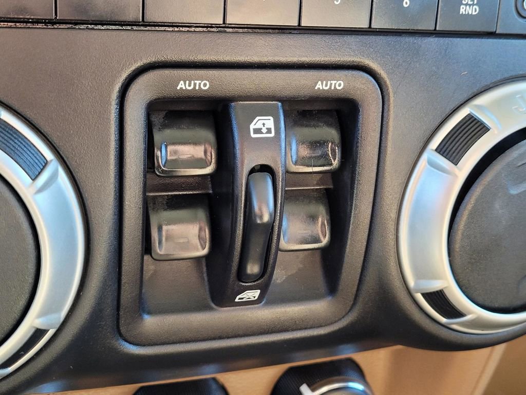 Used 2017 Jeep Wrangler Unlimited Rubicon w/ Connectivity Group image 27