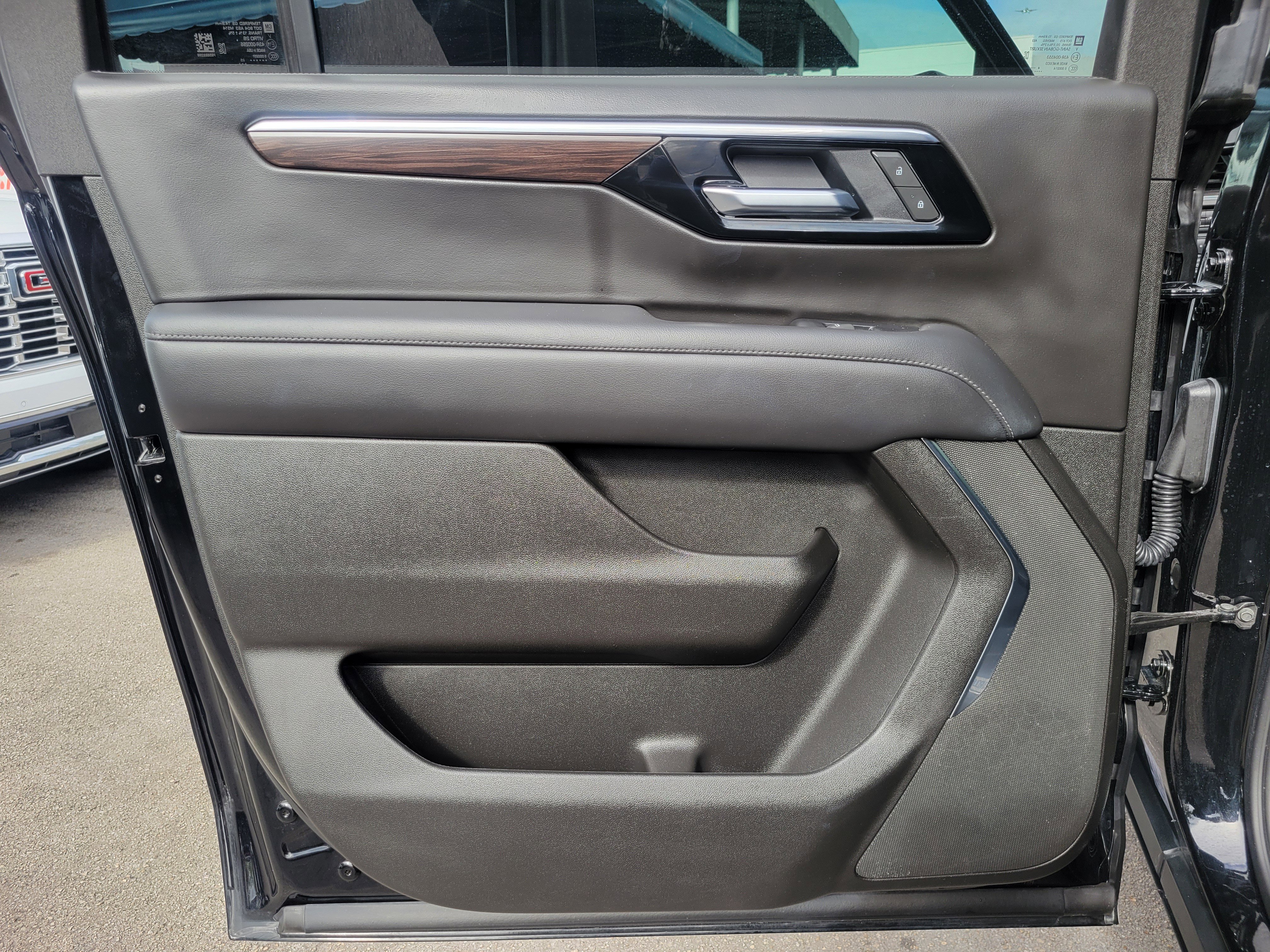 Used 2025 Chevrolet Suburban Z71 AWD/4WD image 25