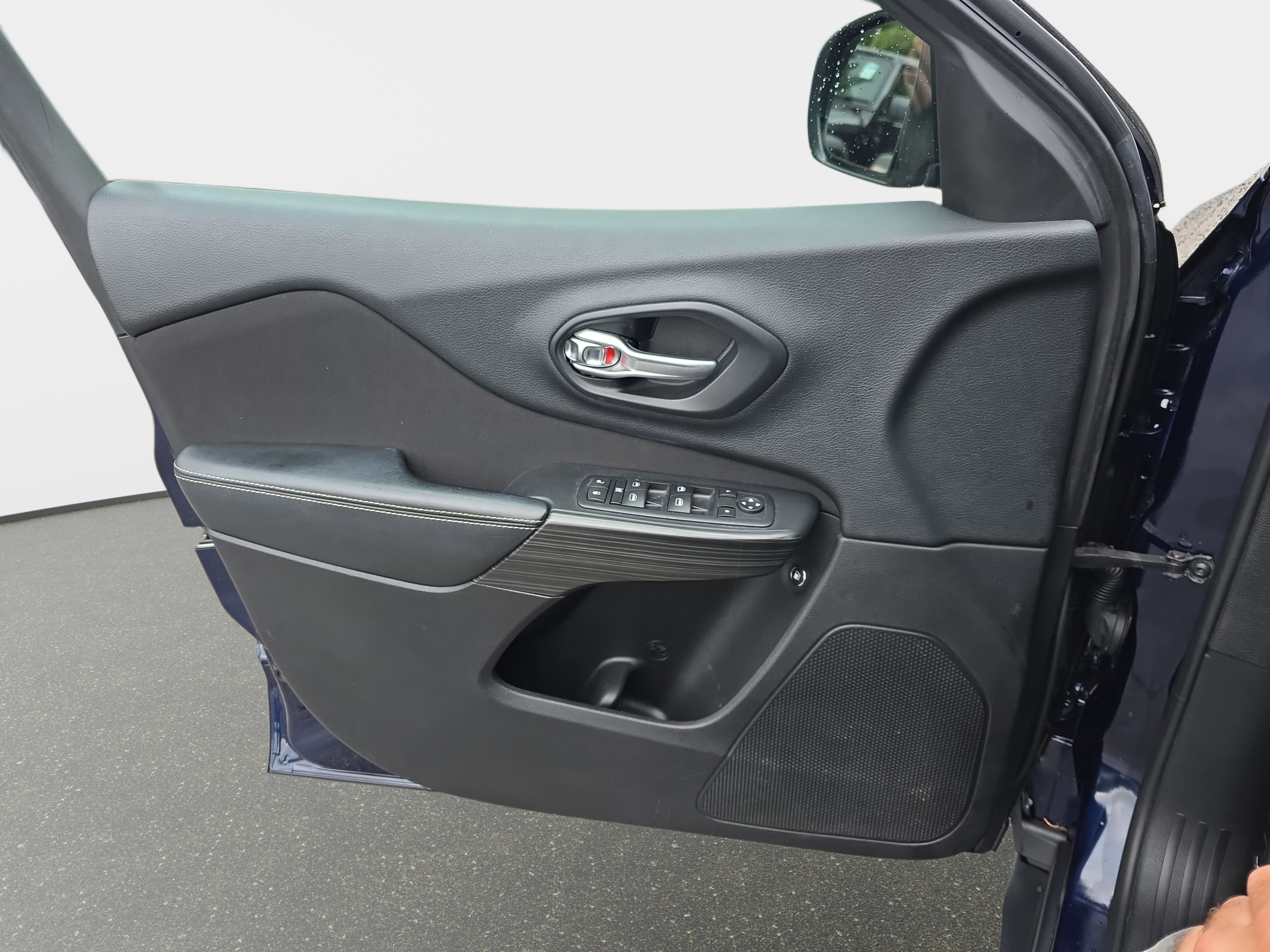 Used 2015 Jeep Cherokee Sport FWD image 24