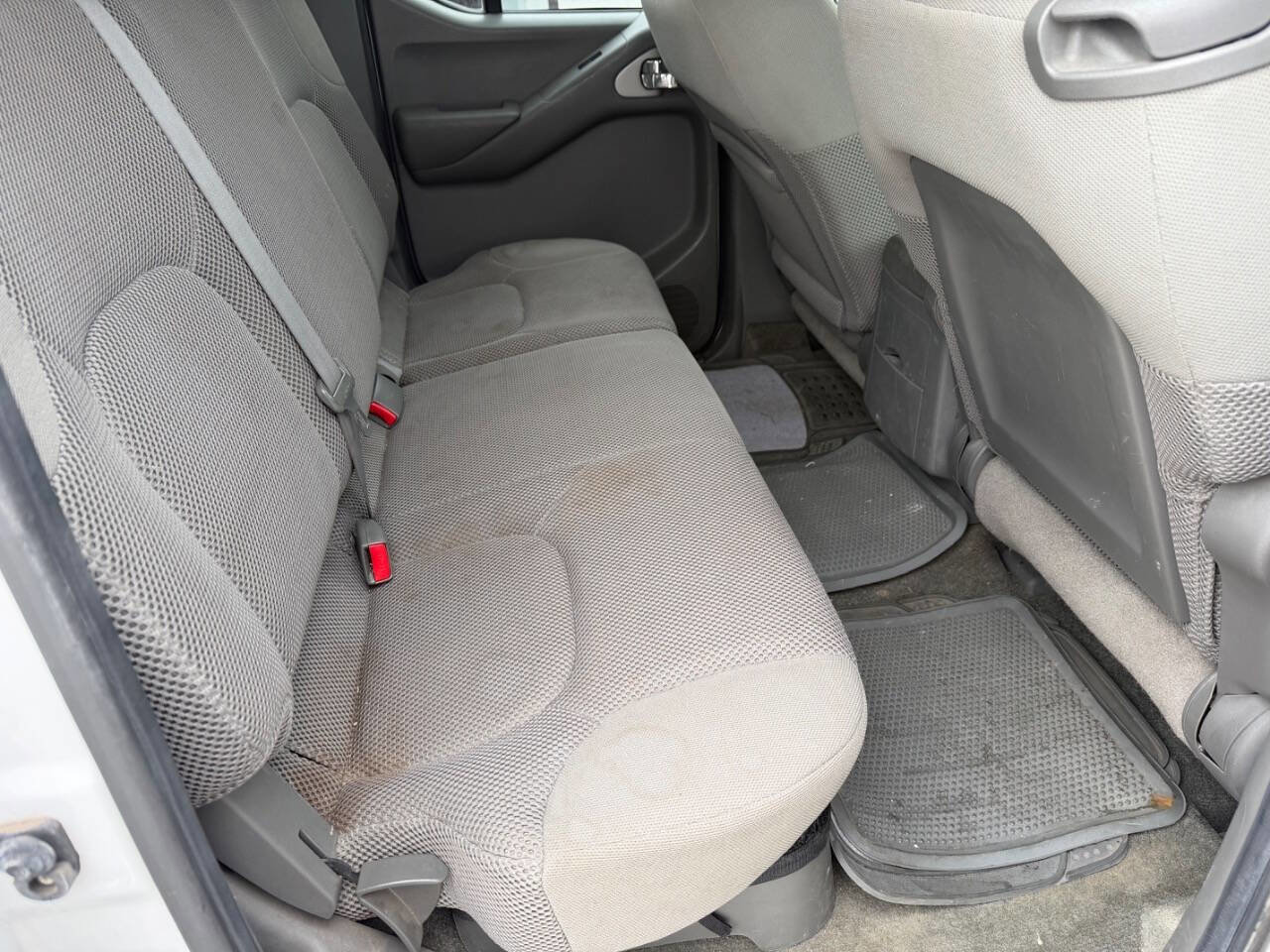 Used 2010 Nissan Frontier SE image 19