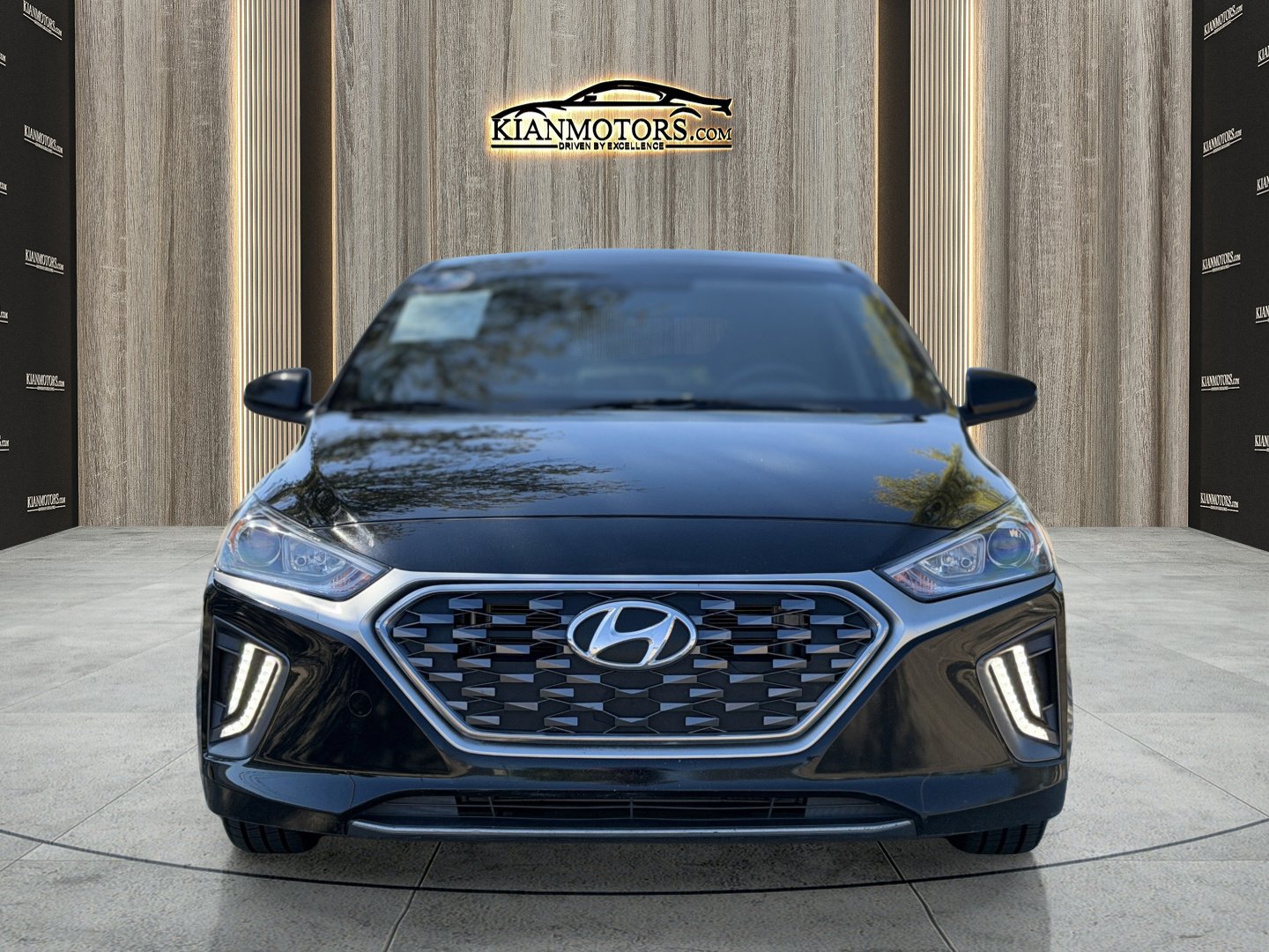 Used 2020 Hyundai Ioniq SE FWD image 2