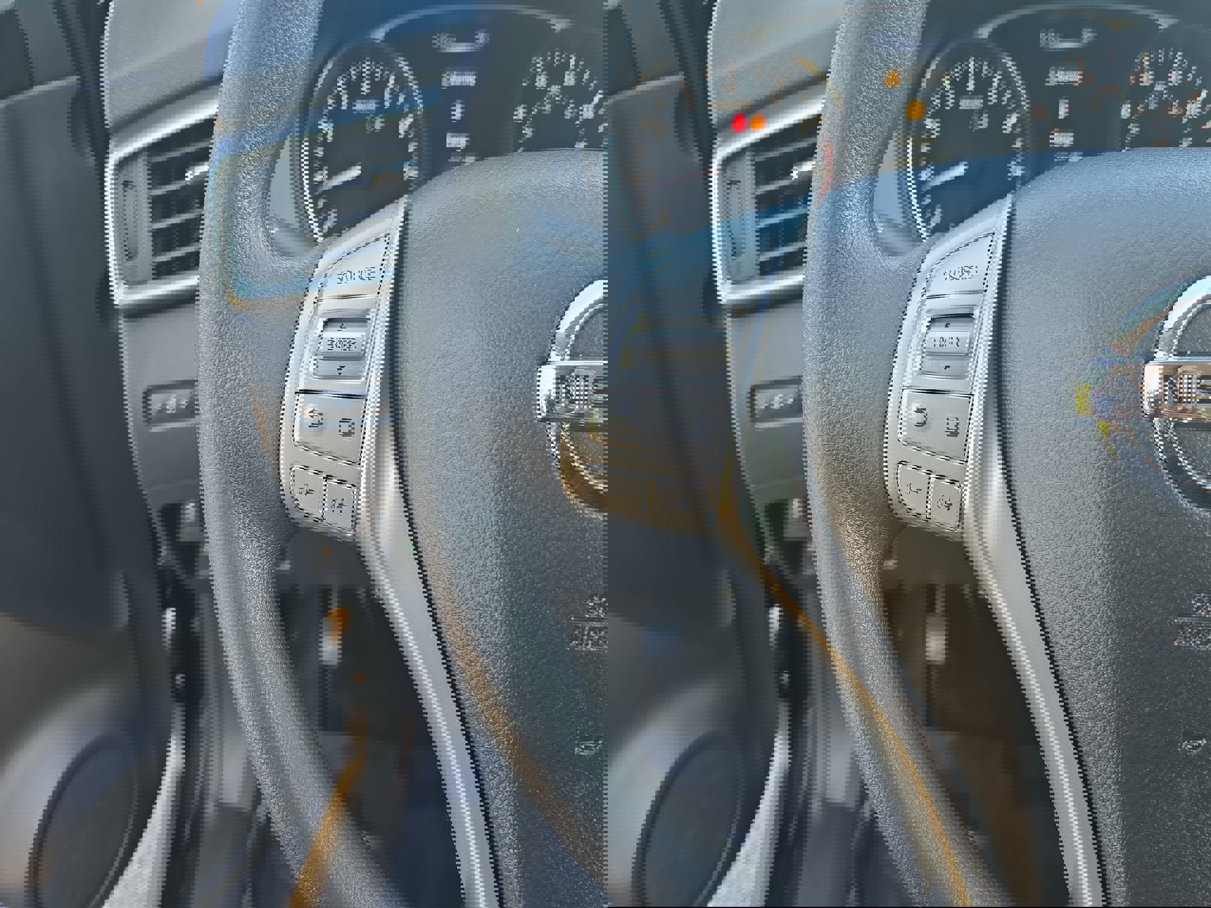 Used 2015 Nissan Rogue SV image 16