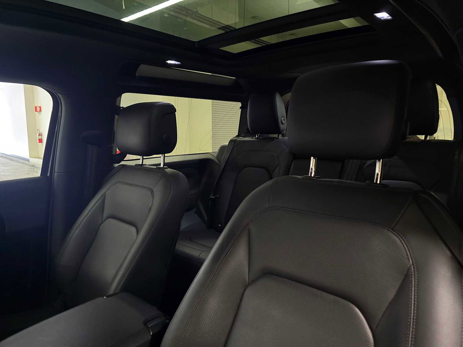 Used 2025 Land Rover Defender 90 X-Dynamic SE image 19