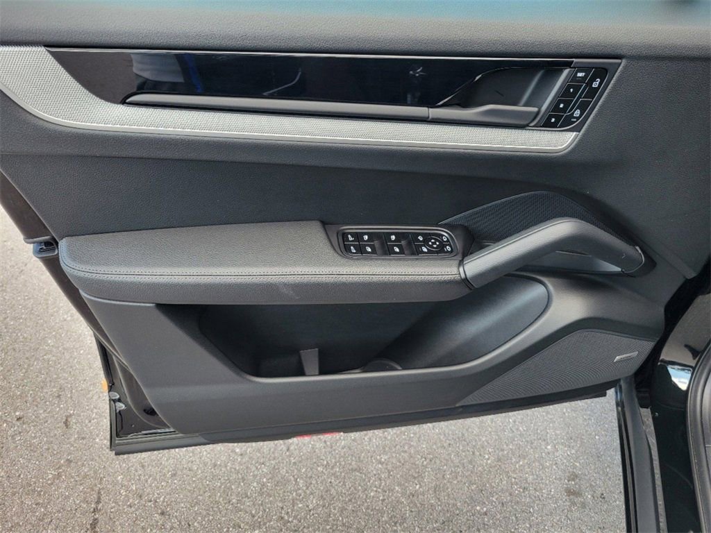 Certified 2025 Porsche Cayenne image 18