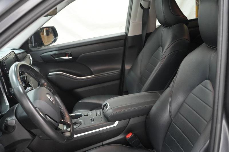 Used 2021 Toyota Highlander XLE AWD/4WD image 15
