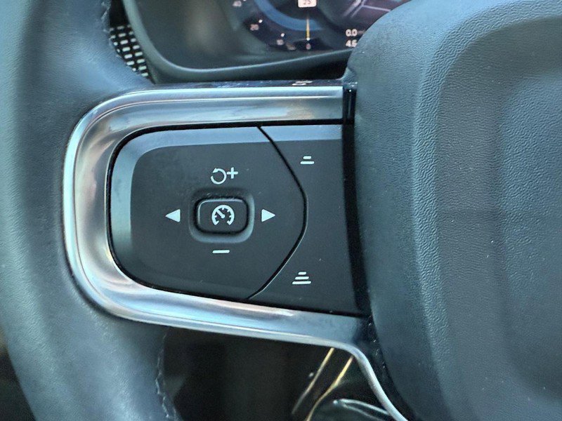 Certified 2023 Volvo XC40 B5 Ultimate w/ Protection Package Premier image 18