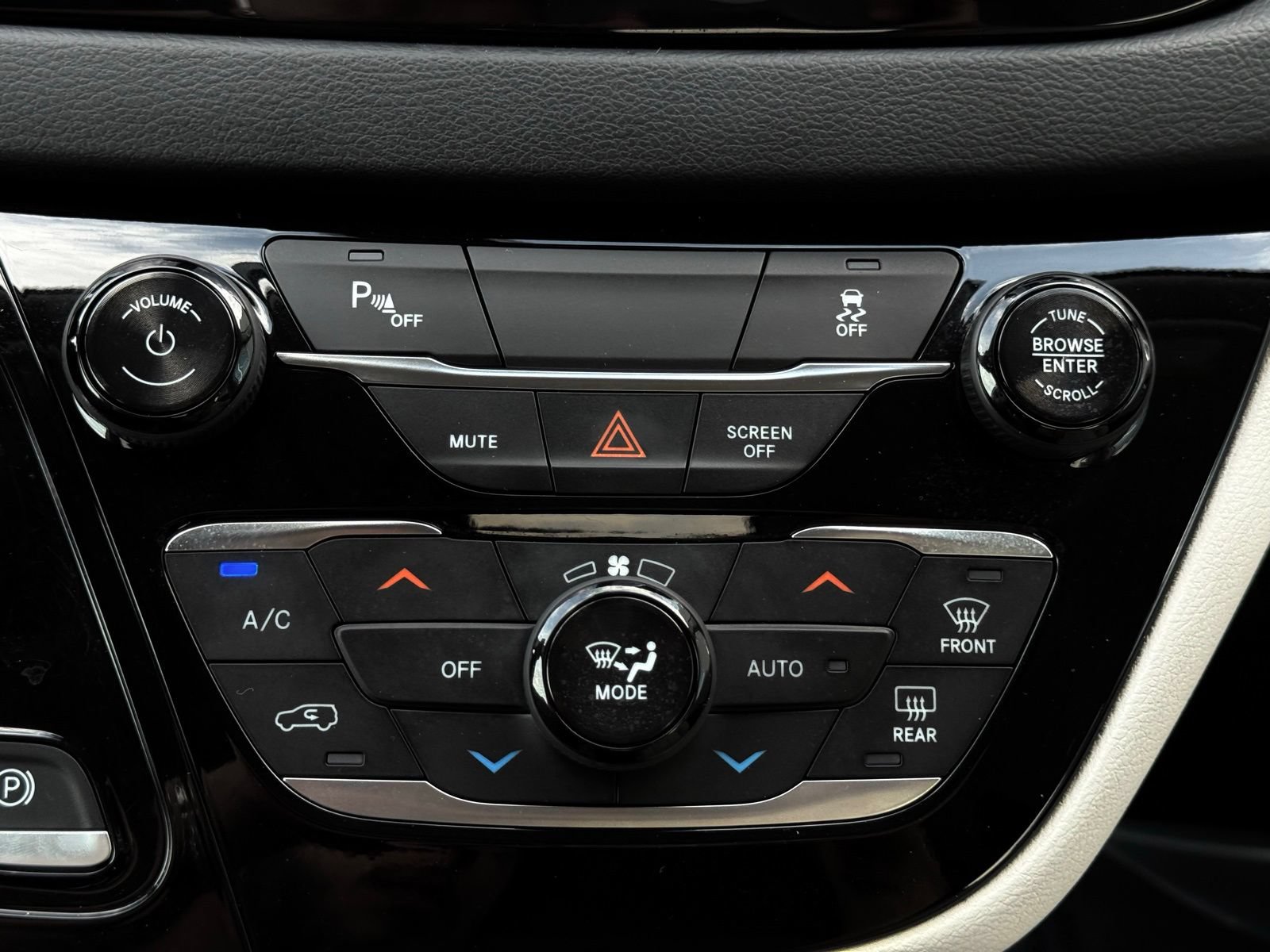 Used 2018 Chrysler Pacifica Touring Plus FWD image 46