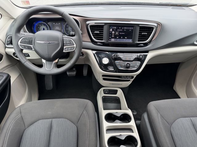 Used 2023 Chrysler Voyager LX image 4