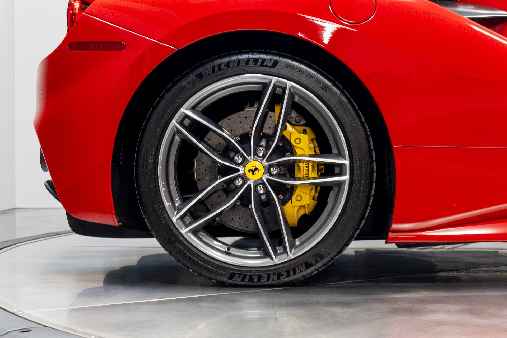 Used 2018 Ferrari 488 GTB RWD image 22