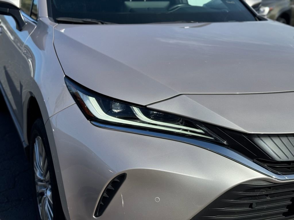 Used 2024 Toyota Venza XLE image 11