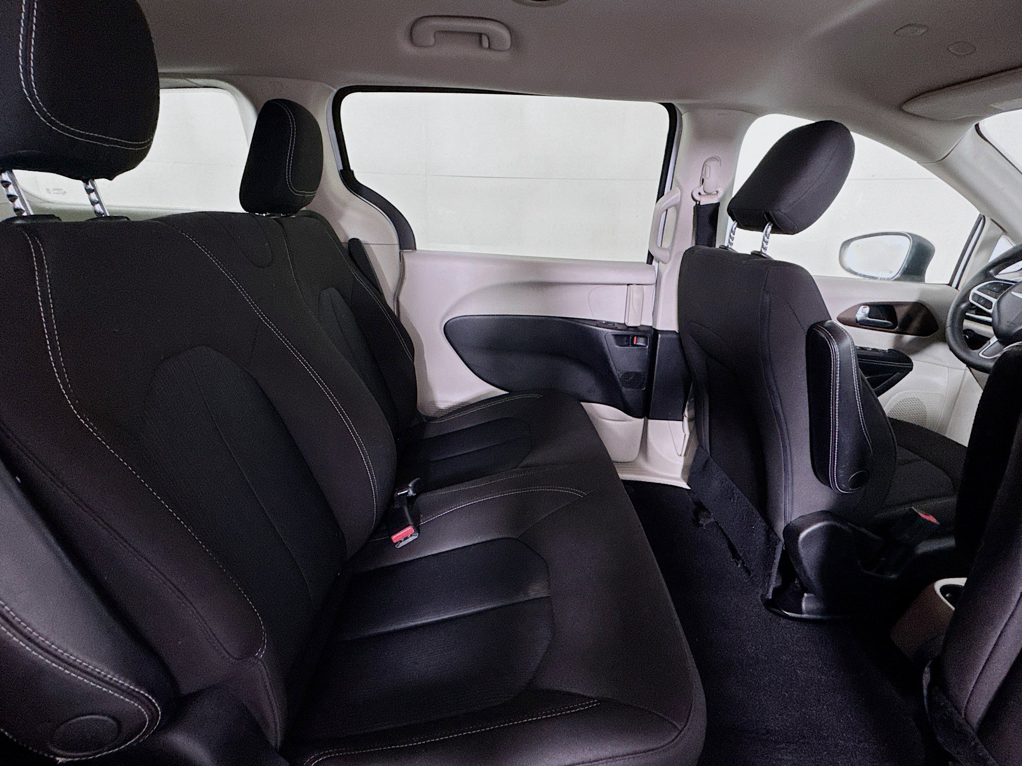 Used 2020 Chrysler Voyager L image 26