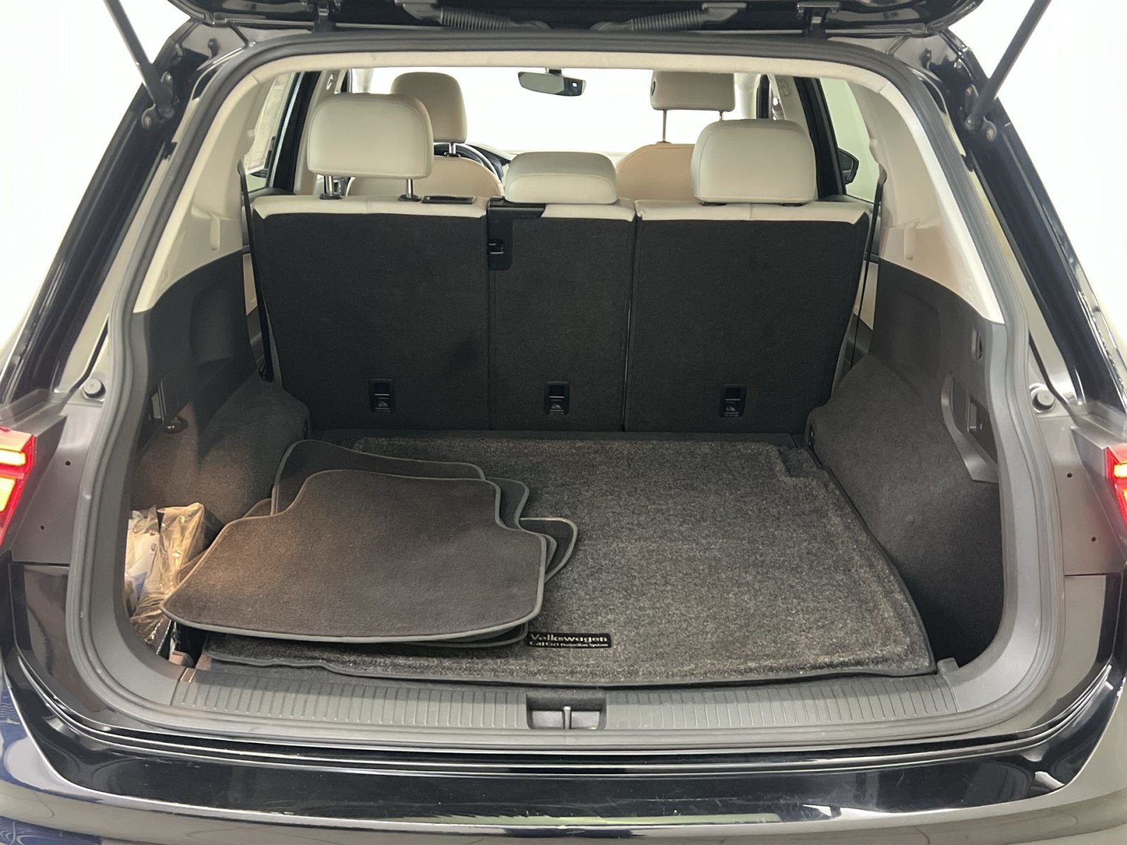 Used 2018 Volkswagen Tiguan SE AWD/4WD image 24