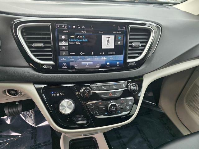 Used 2024 Chrysler Pacifica Touring-L image 31