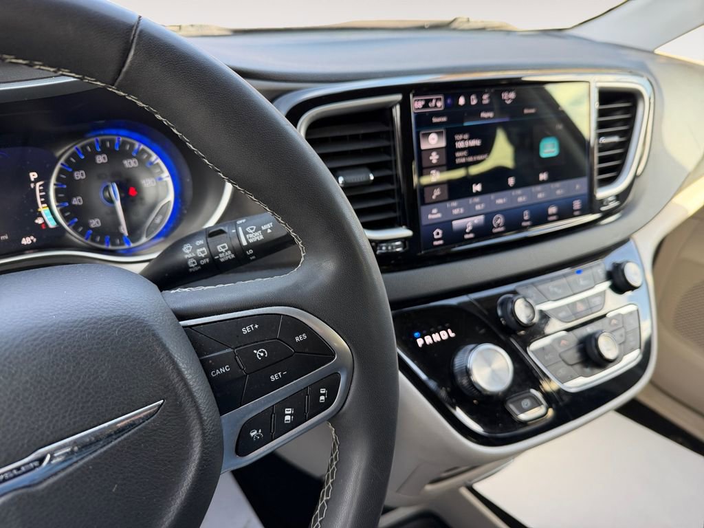 Used 2024 Chrysler Pacifica Touring-L FWD image 19