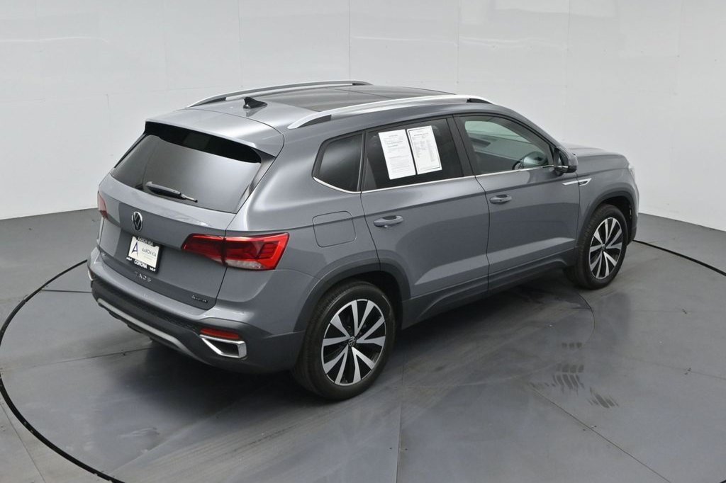Used 2023 Volkswagen Taos SE w/ Panoramic Sunroof Package AWD/4WD image 9