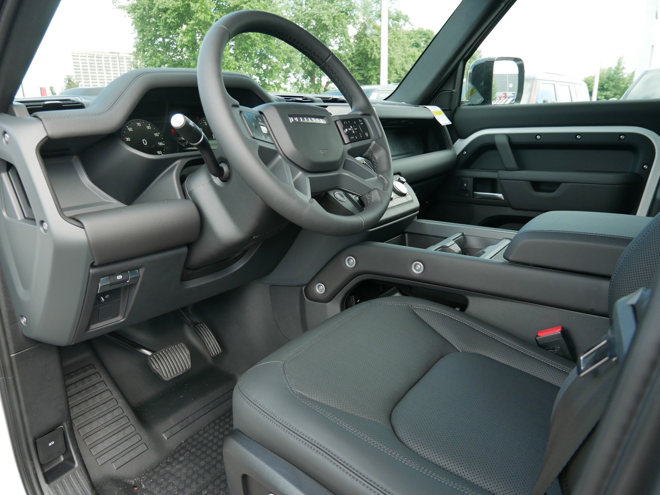 New 2025 Land Rover Defender 130 X-Dynamic SE image 3