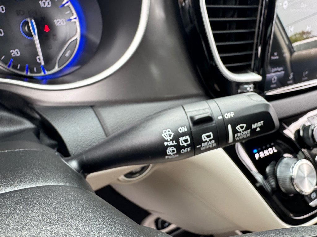 Used 2024 Chrysler Pacifica Touring-L FWD image 32