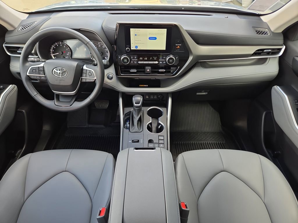 Used 2024 Toyota Highlander LE image 17