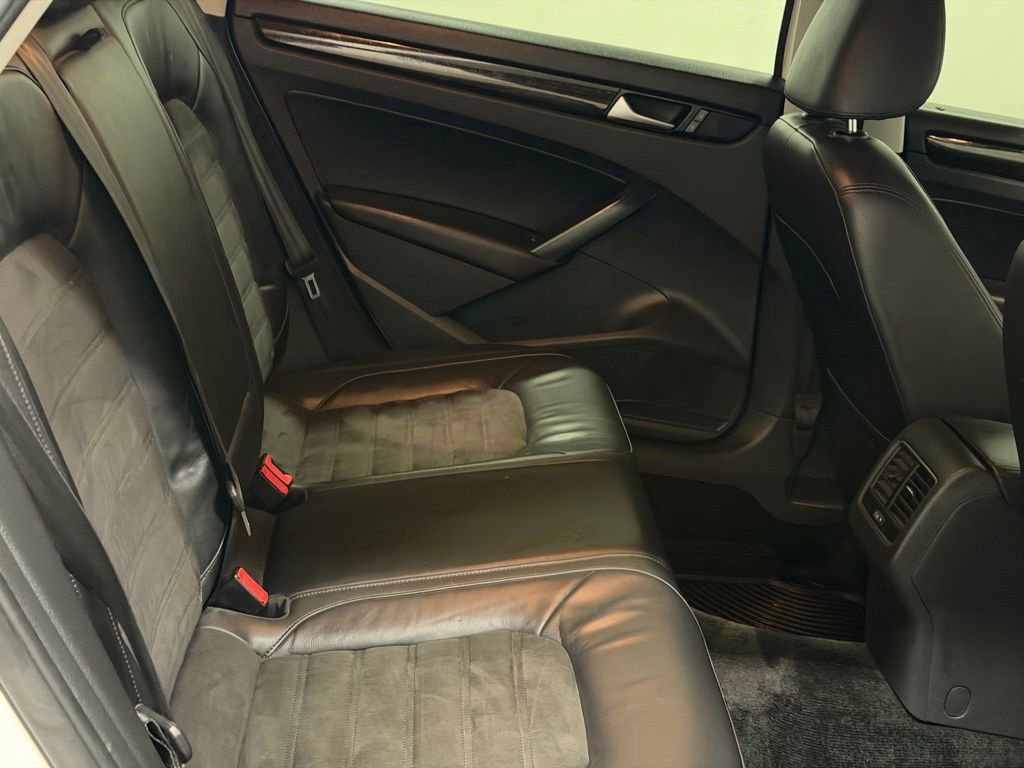 Used 2015 Volkswagen Passat TDI SEL Premium image 19