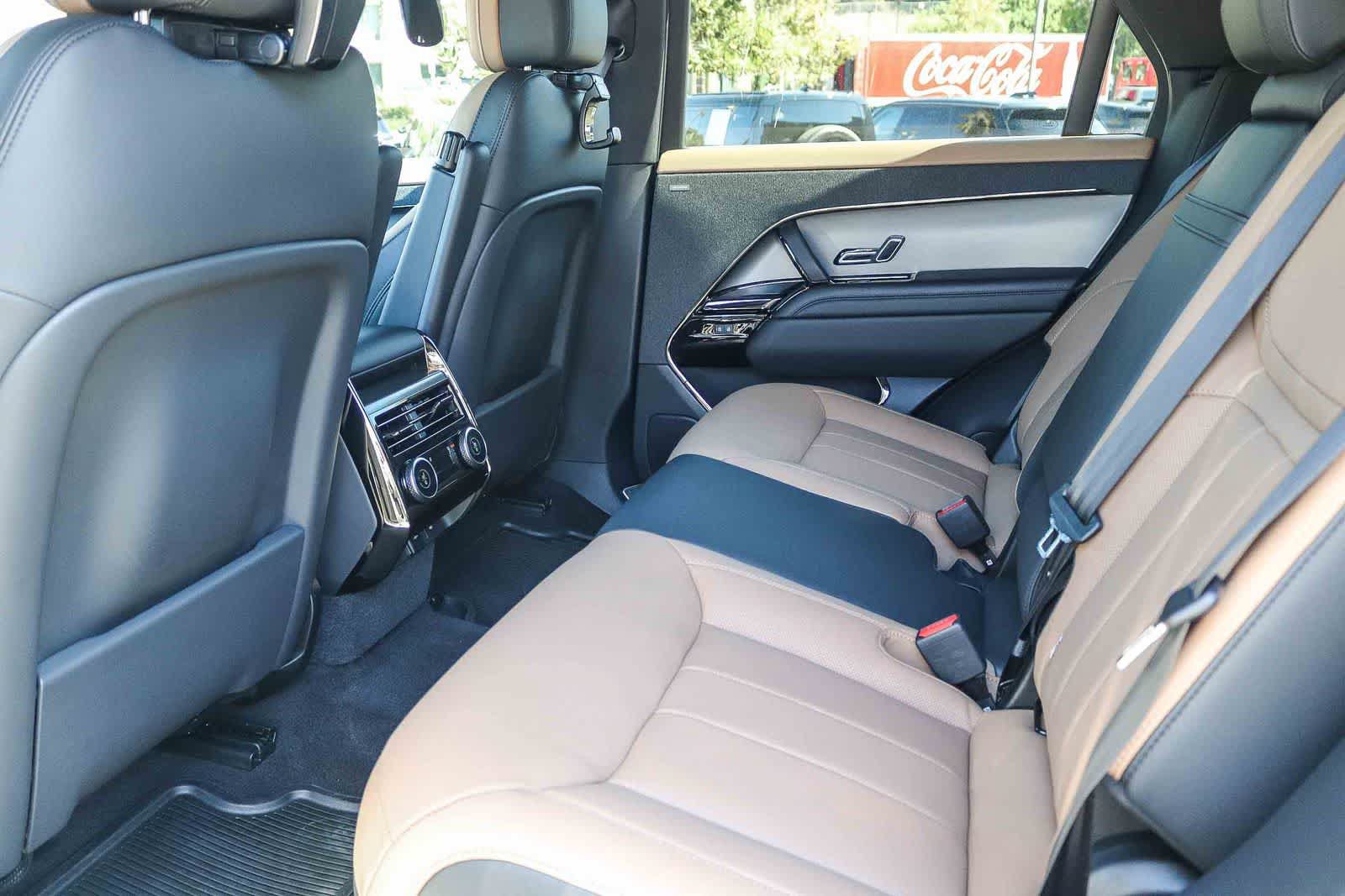 Used 2025 Land Rover Range Rover Sport Dynamic SE AWD/4WD image 14