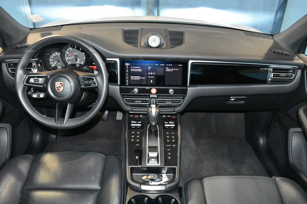 Certified 2025 Porsche Macan image 9