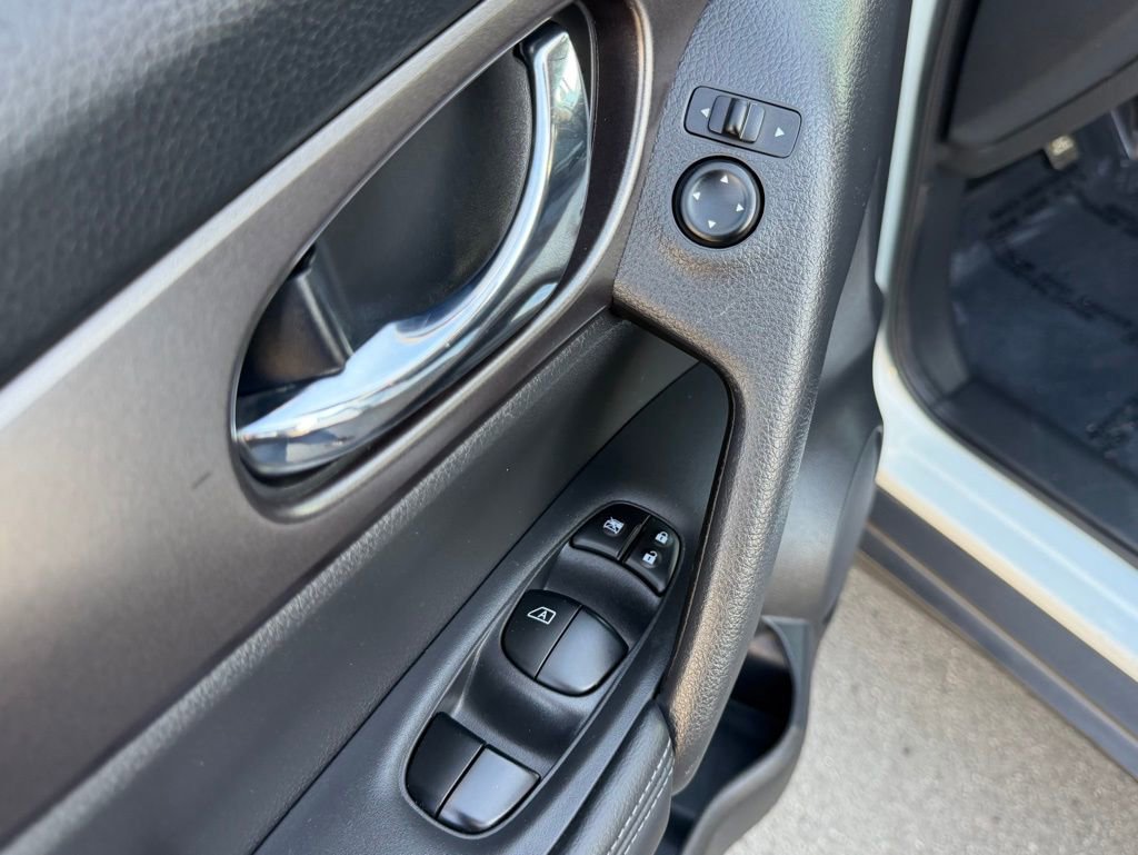 Used 2016 Nissan Rogue SV image 14