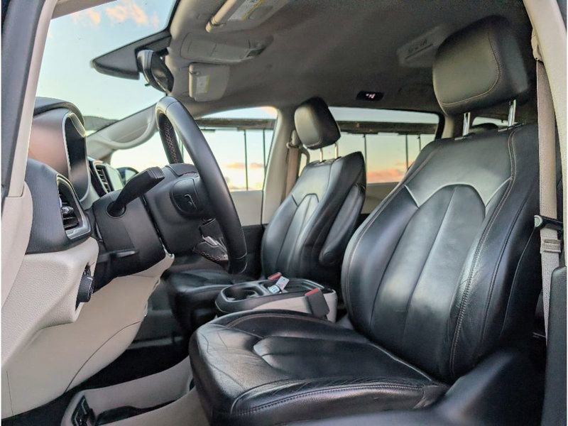 Used 2017 Chrysler Pacifica Touring-L image 14