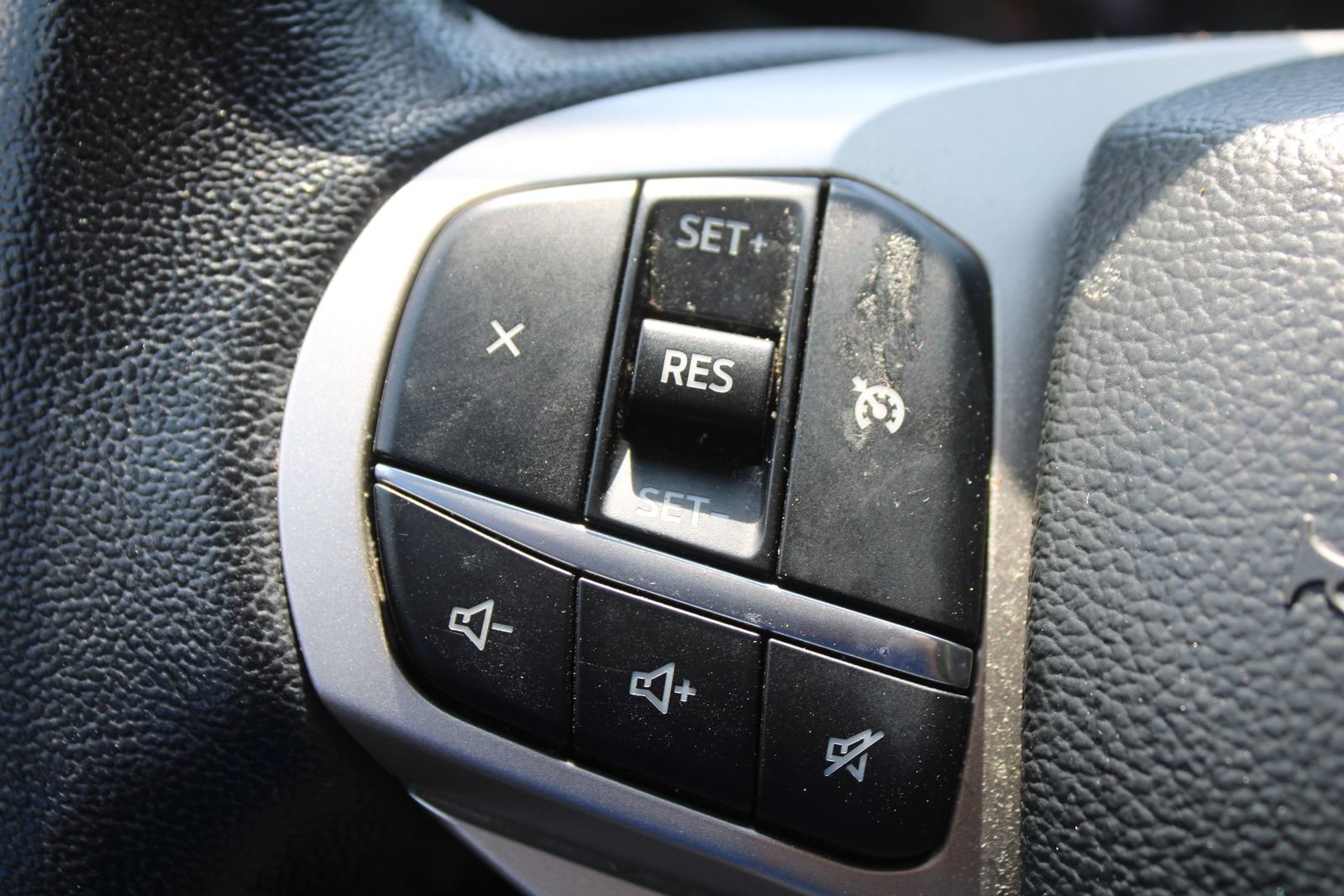 Used 2022 Ford Explorer XLT w/ Equipment Group 202A AWD/4WD image 29