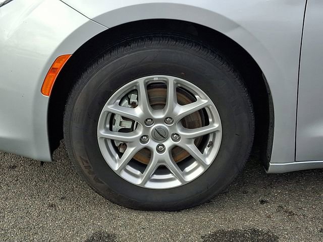 Used 2023 Chrysler Voyager LX image 8