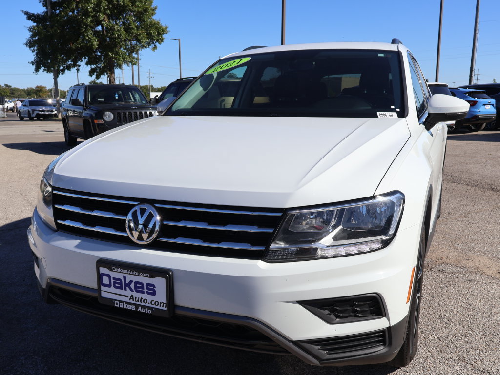 Used 2021 Volkswagen Tiguan SE w/ Panoramic Sunroof Package AWD/4WD image 3